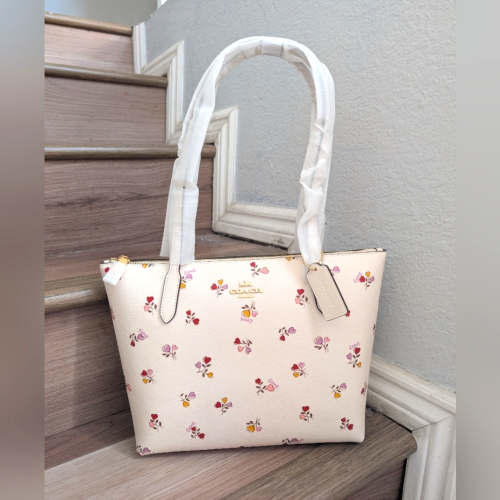 NWT Coach CW397 Fiona Zip Tote Bag With Heart Print In Gold/Chalk Mult